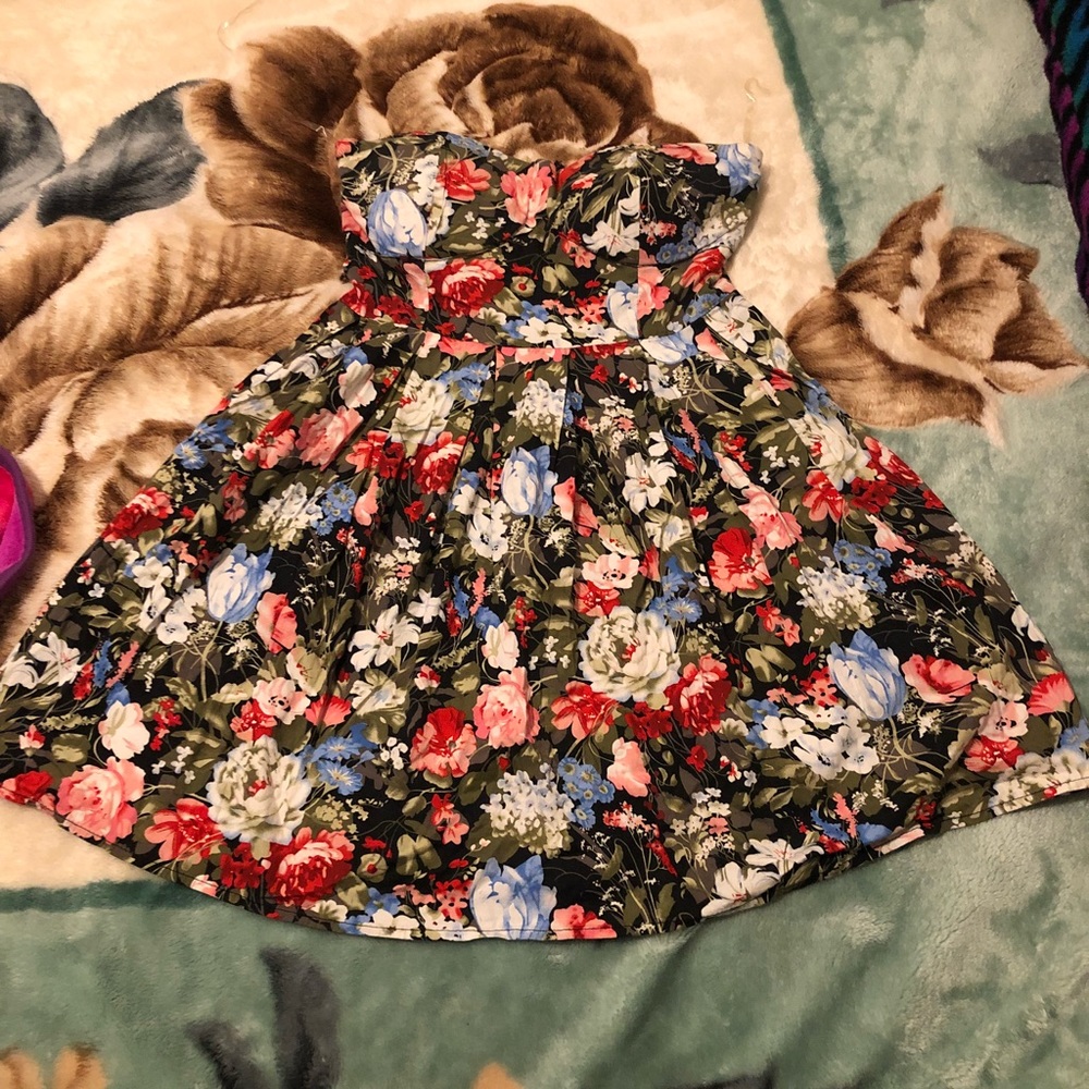 Floral pattern strapless dress.